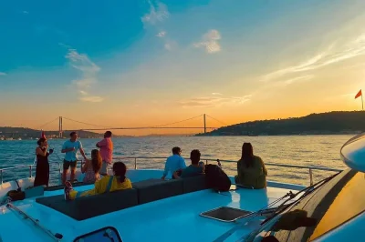 تور غروب آفتاب تنگه بسفر استانبول در یات لوکس