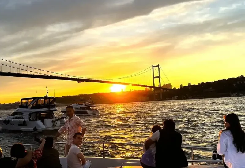 تور غروب آفتاب تنگه بسفر استانبول در یات لوکس